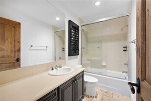 106 Archipelago Dr in Newport Beach, CA - Building Photo