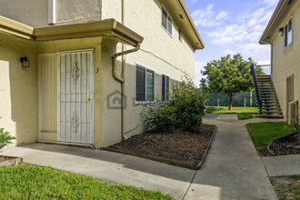 1214 Sycamore Dr, Unit Apt 3 in Antioch, CA - Foto de edificio - Building Photo