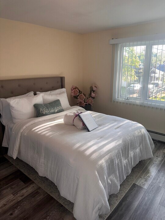 130 N 20th St, Unit Comfy 1 Bedroom Apartment in Wyandanch, NY - Building Photo