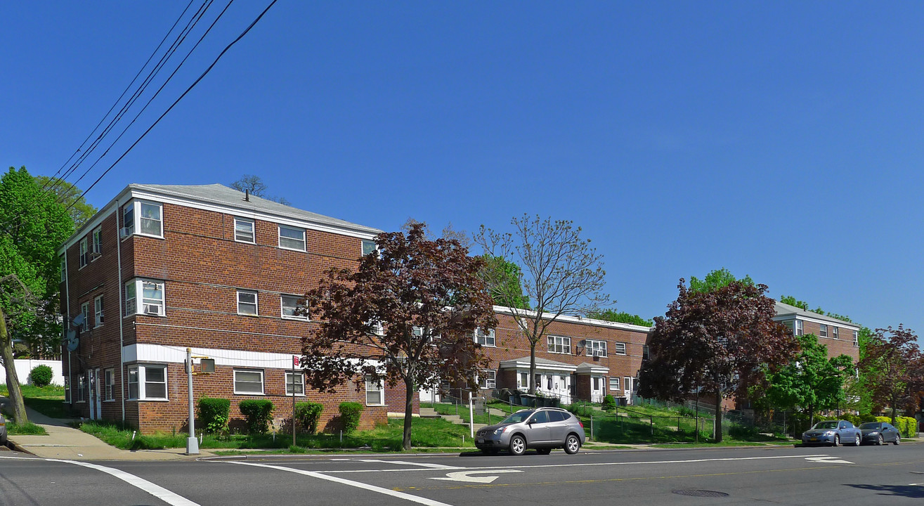 21601 Hillside Ave in Queens Village, NY - Building Photo