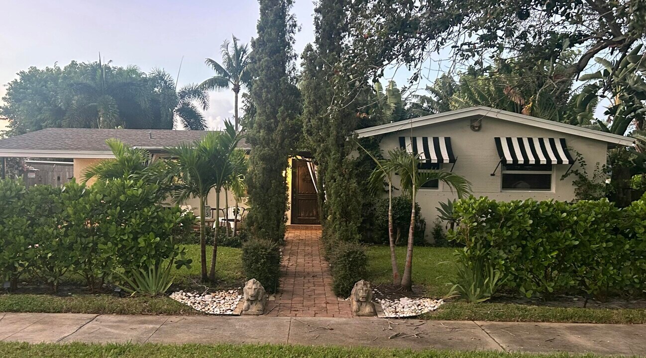 2565 Meadow Rd in West Palm Beach, FL - Building Photo
