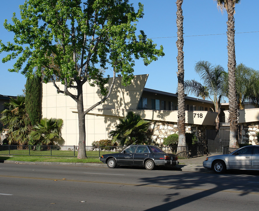 718 S Raitt St in Santa Ana, CA - Building Photo