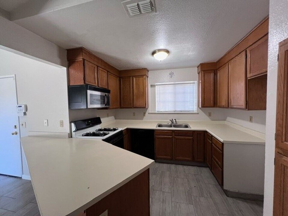 8212 Cottongin Way in Sacramento, CA - Building Photo