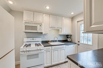33 Victory Ct in Metuchen, NJ - Building Photo - Building Photo