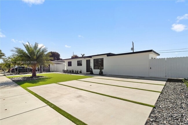 5420 NW 182nd St in Miami Gardens, FL - Building Photo - Building Photo