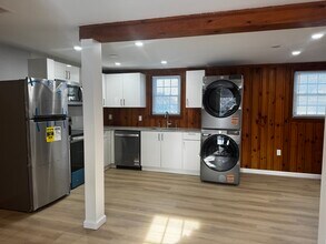 352 Hotchkiss Rd in Orange, CT - Building Photo - Building Photo