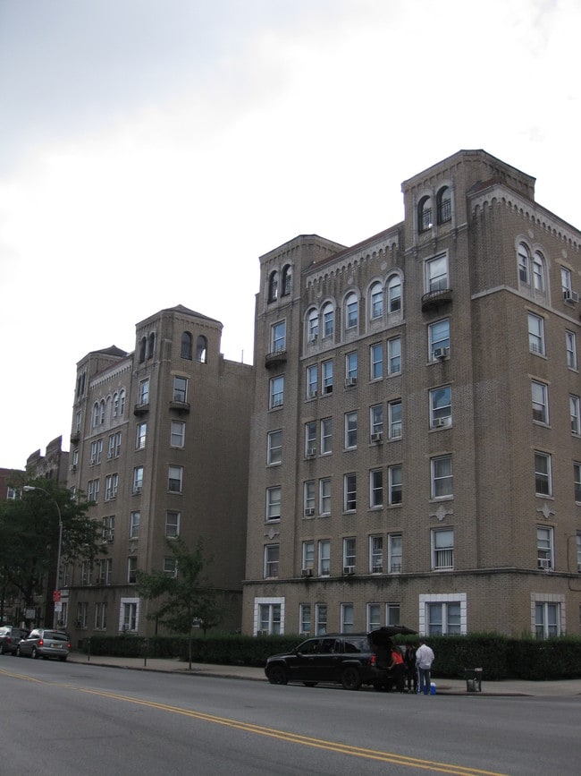 80-20 Broadway in Flushing, NY - Foto de edificio - Building Photo