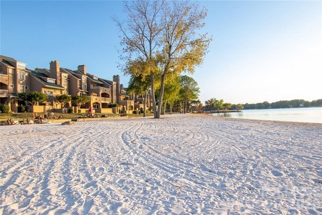 646 Portside Dr in Davidson, NC - Foto de edificio - Building Photo