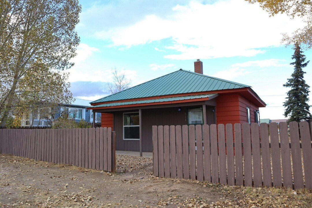 311 Smith Ave in Big Piney, WY - Building Photo