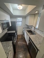 806 W Sycamore St in Denton, TX - Building Photo