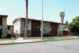 318 E Wakefield Ave in Anaheim, CA - Foto de edificio - Building Photo