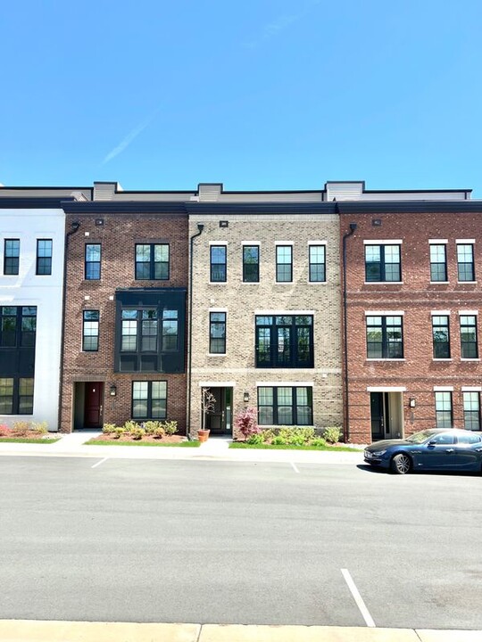 22228 Philanthropic Dr in Ashburn, VA - Building Photo
