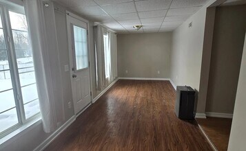 1349 Beach Dr Apt. 1, Unit Davis in Lake Orion, MI - Foto de edificio - Building Photo