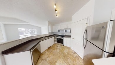 9442 Lakeland Dr in Grande Prairie, AB - Building Photo - Building Photo