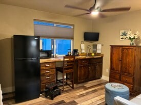 1344 Benjamin Ct, Unit Cozy Two Room Apartment in Central Point, OR - Building Photo