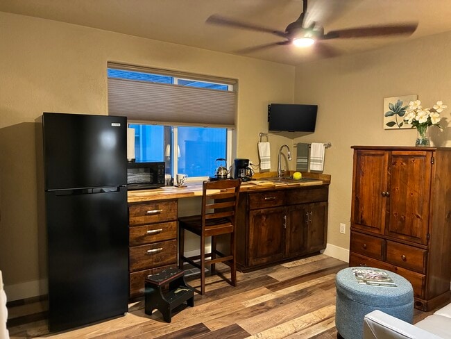 1344 Benjamin Ct, Unit Cozy Two Room Apartment