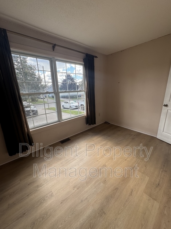 property at 1241 Huntington Cir