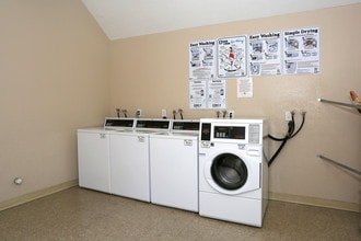 Canyon Crest Village Apartments in Riverside, CA - Foto de edificio - Interior Photo
