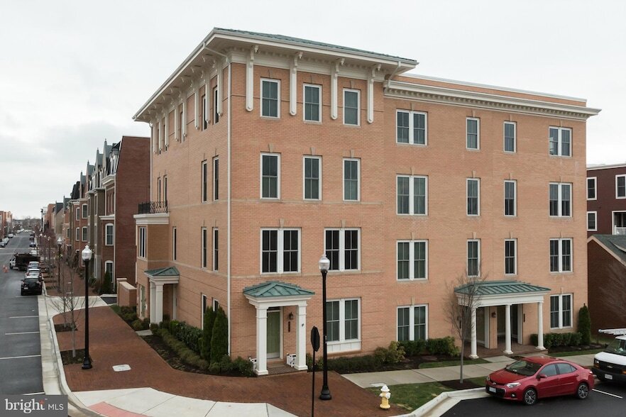 621 McKenzie Ave in Alexandria, VA - Building Photo