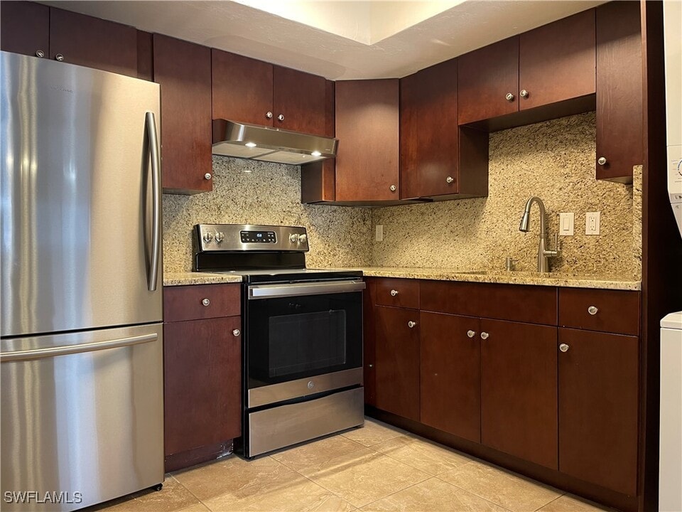 10111 Sandy Hollow Ln in Bonita Springs, FL - Building Photo