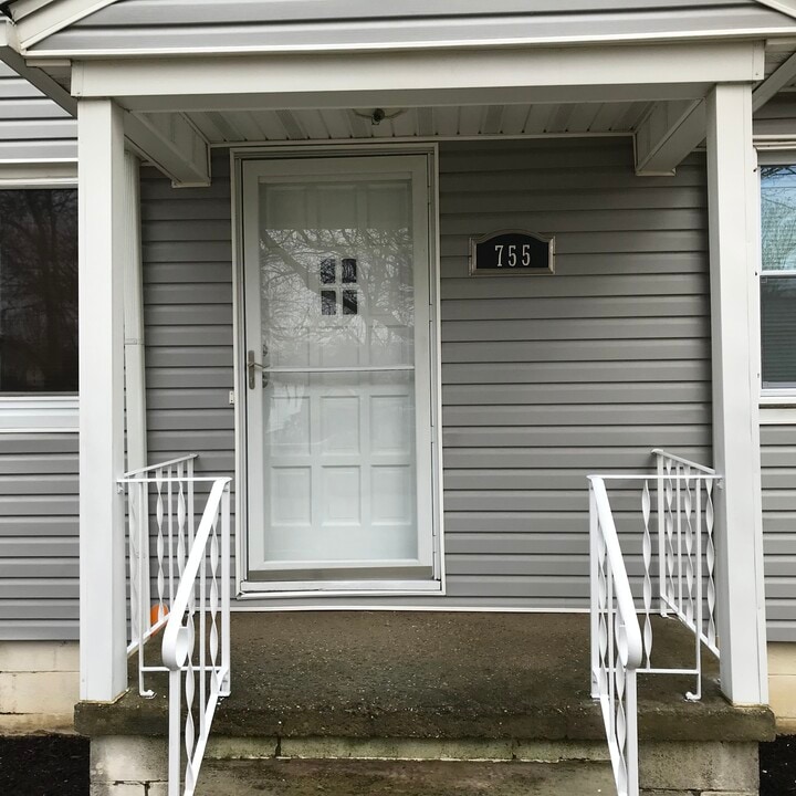755 Bertha Ave in Akron, OH - Foto de edificio