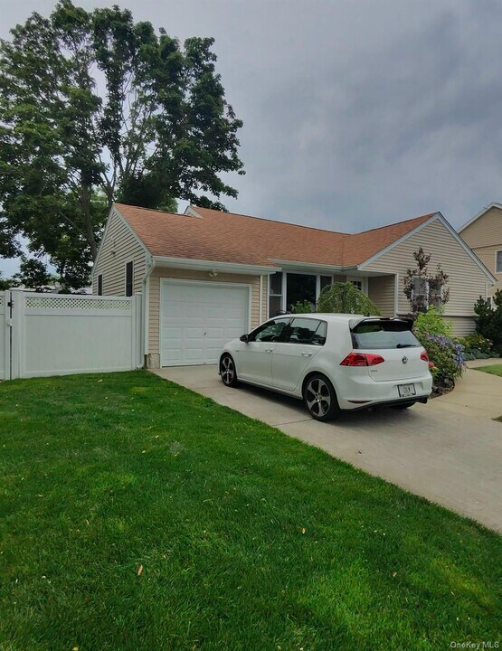 82 Stone Blvd in Massapequa, NY - Building Photo