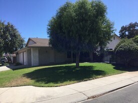 11 Baroda Dr in Camarillo, CA - Building Photo