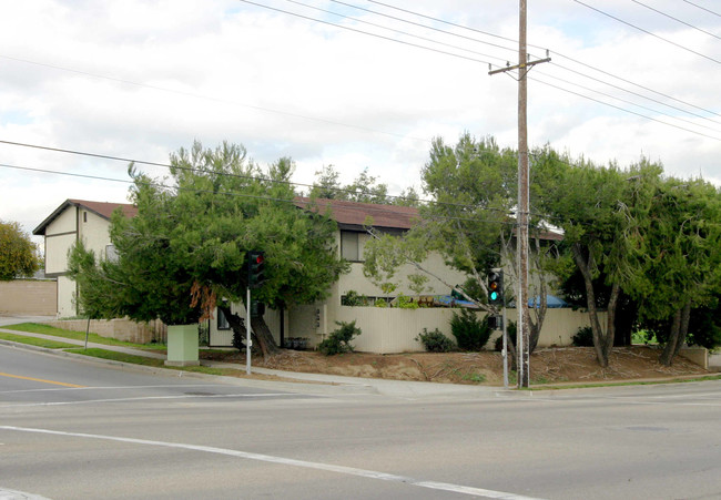 451 W Lambert Rd in La Habra, CA - Foto de edificio - Building Photo