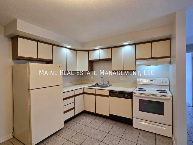 20 Tall Pines Dr-Unit -8 in Lewiston, ME - Foto de edificio - Building Photo