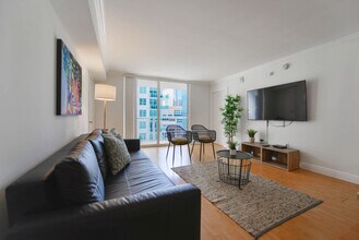 1 SE 12th St in Miami, FL - Building Photo - Building Photo