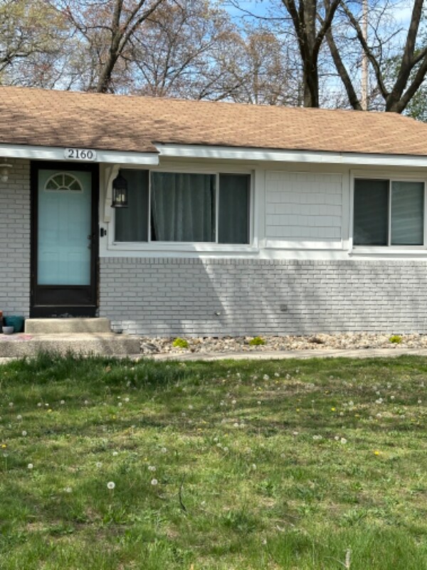 2168 Plainfield Ave in Norton Shores, MI - Building Photo - Building Photo