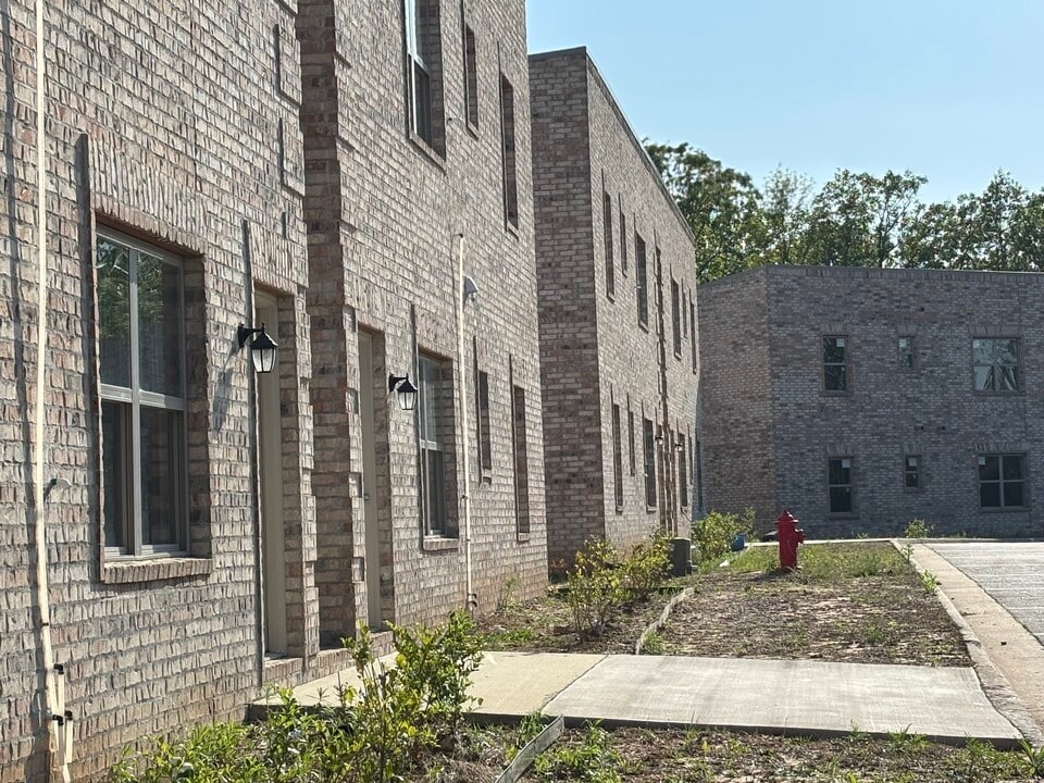 6101 General Samuels Rd in Jacksonville, AR - Building Photo