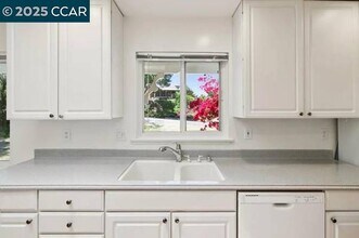 2047 Queens Ln in San Mateo, CA - Building Photo - Building Photo