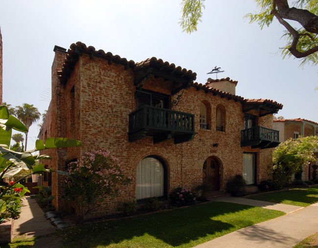 1140 N Vista in Los Angeles, CA - Foto de edificio - Building Photo