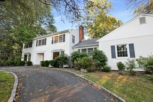 35 Turner Dr in Greenwich, CT - Building Photo