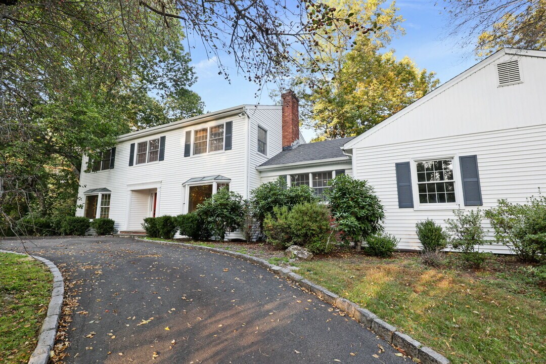 35 Turner Dr in Greenwich, CT - Building Photo
