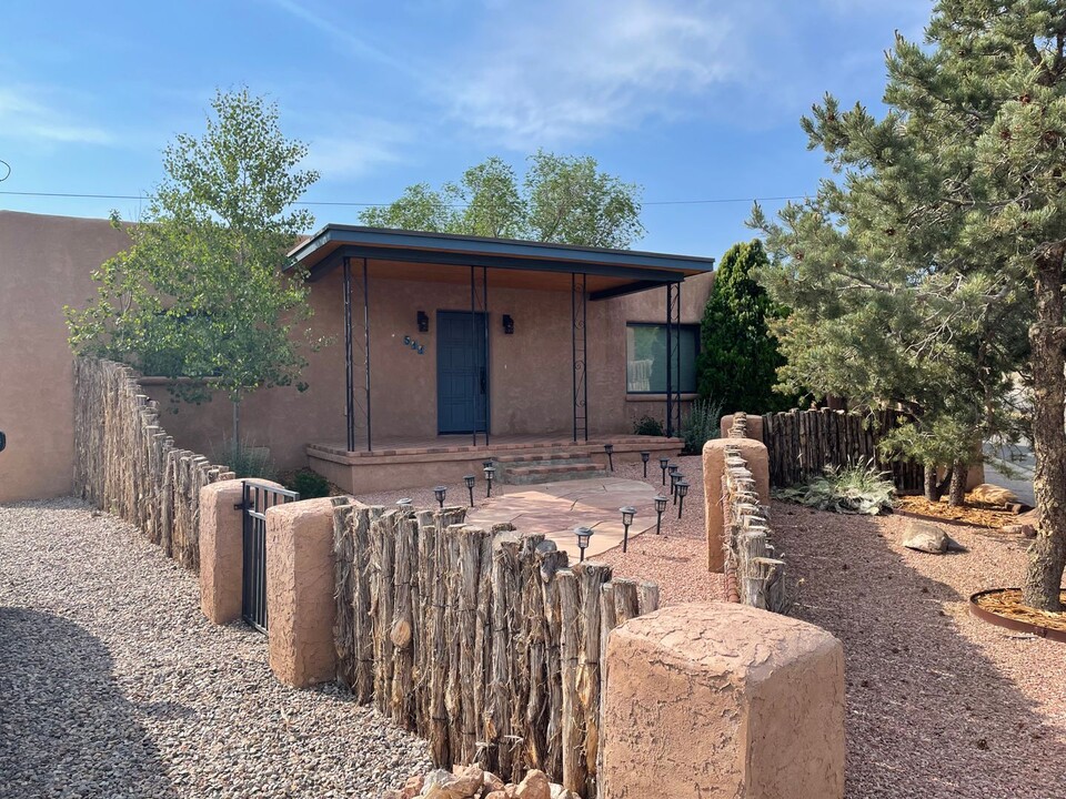 511 Camino Cabra in Santa Fe, NM - Building Photo