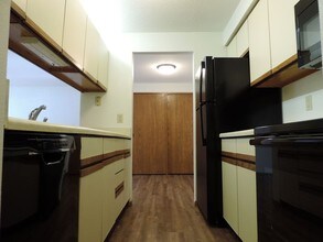 904 Benton Dr-Unit -APT 13 in Iowa City, IA - Foto de edificio - Building Photo