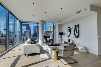 8 E Huron St in Chicago, IL - Building Photo - Building Photo