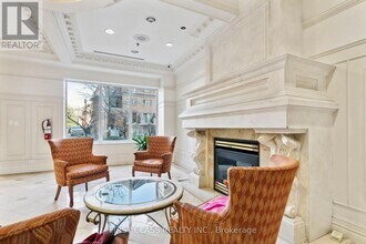 18 Sommerset Way in Toronto, ON - Building Photo - Building Photo