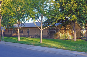 Summerfield Plaza in Sacramento, CA - Building Photo - Building Photo