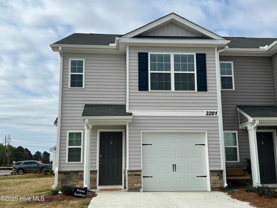 3201 Tatlock Wy in Greenville, NC - Building Photo