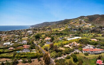 29675 Harvester Rd in Malibu, CA - Building Photo - Building Photo