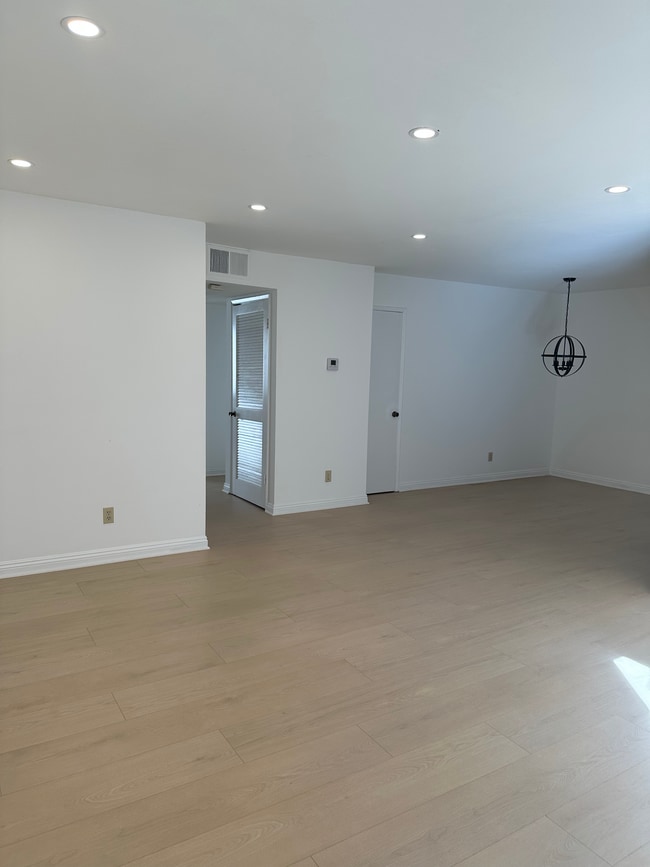 231 N Isabel St, Unit 8