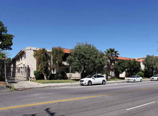 Kester Avenue Apartments in Van Nuys, CA - Foto de edificio - Building Photo