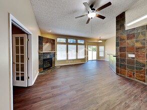 327 Shawnee Loop S in Pataskala, OH - Building Photo - Building Photo