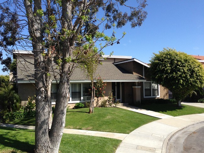 Harbor Bluffs Apartments in Huntington Beach, CA - Foto de edificio - Building Photo