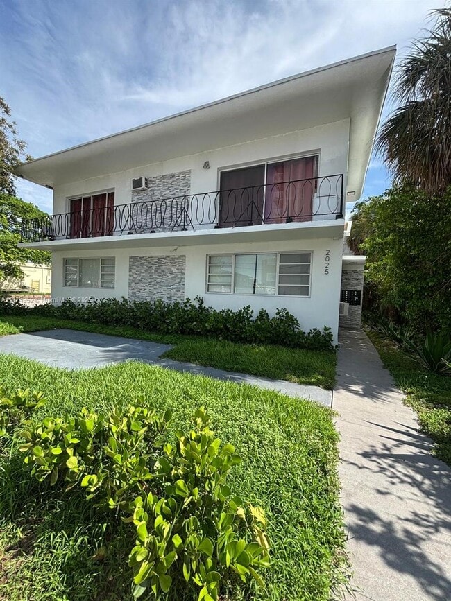 2025 Bay Dr in Miami Beach, FL - Building Photo - Building Photo