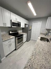 5483 Vineland Rd in Orlando, FL - Building Photo - Building Photo