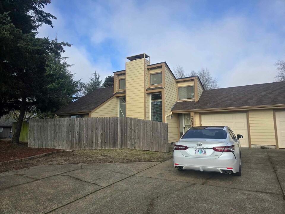 2011 Crescent Ave-Unit -2011 in Eugene, OR - Building Photo